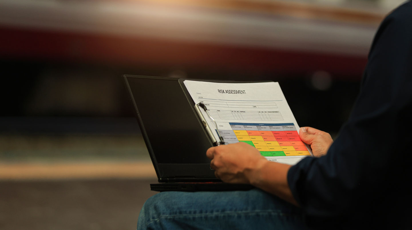 Réunion d'analyse de risques dans une entreprise industrielle, avec écran affichant une matrice de criticité fréquence-gravité en français, participants QHSE en discussion collaborative